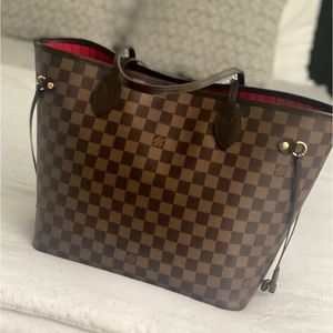 Excellent used condition, LV Neverfull, No pouch. No signs of tear, normal wear.